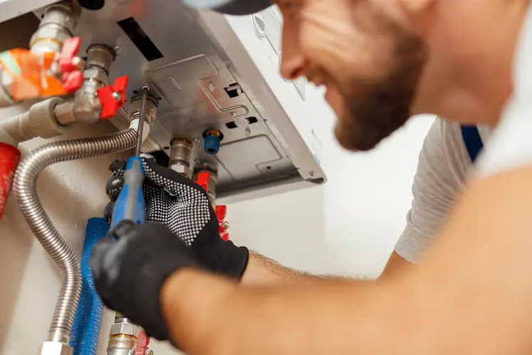 Tecnico che ripara un impianto di riscaldamento ad Ancona