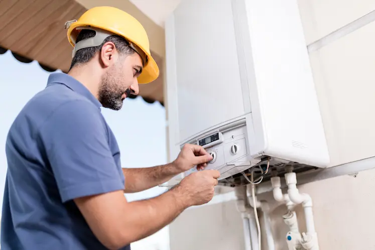 tecnico caldaie ripara una caldaia residenziale a gas con strumentazione diagnostica