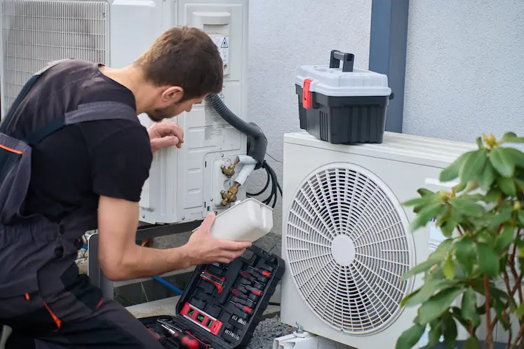 tecnico HVAC ripara compressore e motore dell'unita esterna del condizionatore