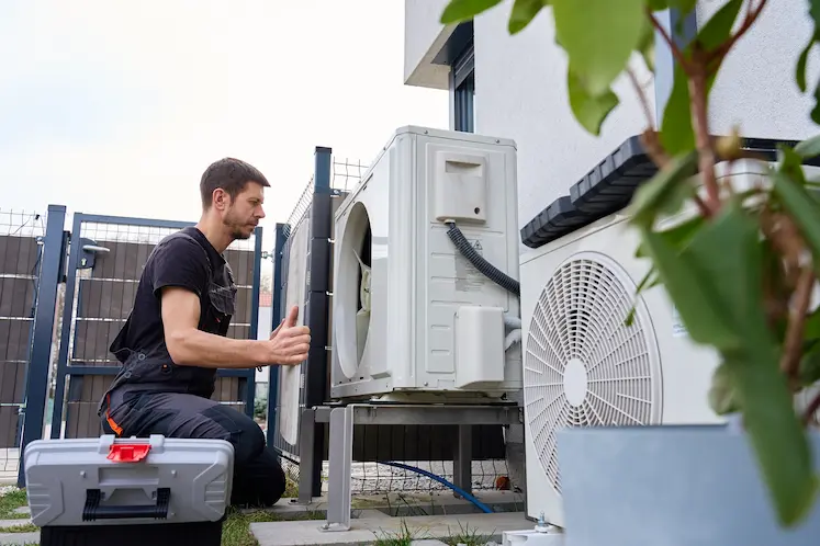 tecnico installa pompa di calore esterna in abitazione della Riviera Ligure