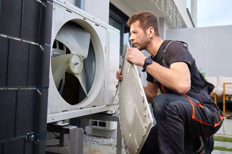 Tecnico professionista che ispeziona un condizionatore esterno a Piacenza