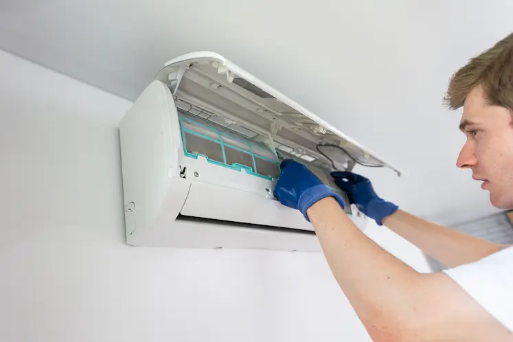 Tecnico che installa il filtro di un condizionatore a Fermo