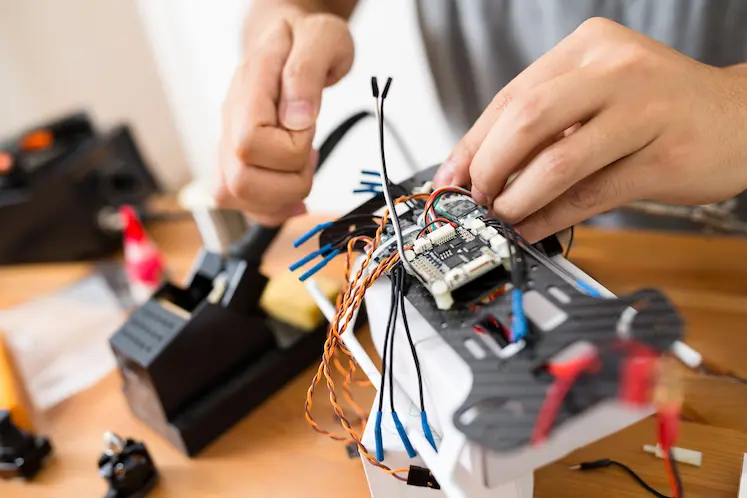 Elettricista certificato al lavoro su un quadro elettrico a L'Aquila