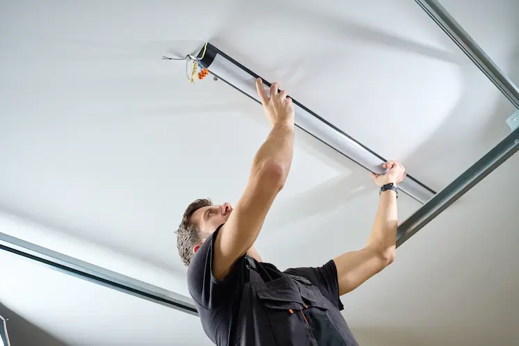 Elettricista certificato al lavoro su un quadro elettrico a Teramo