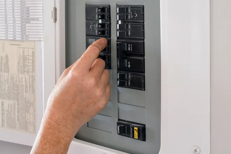 Elettricista certificato al lavoro su un quadro elettrico a Rimini