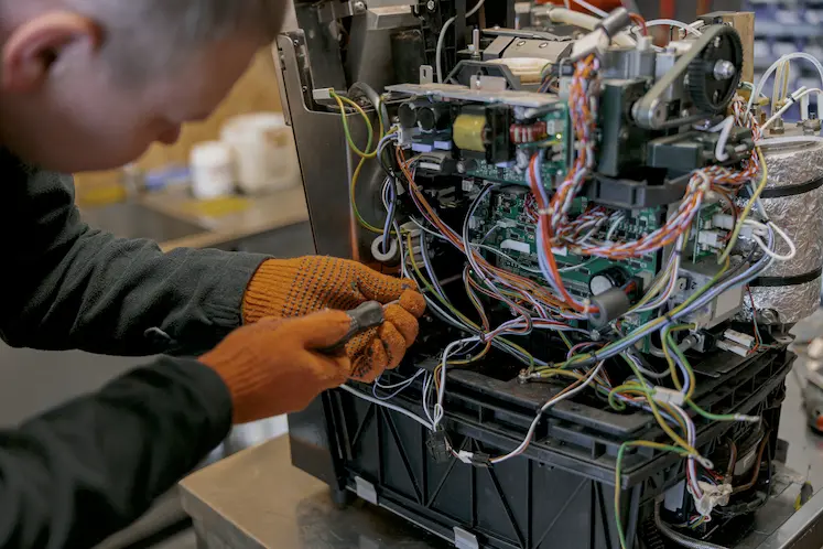 Elettricista al lavoro su un quadro elettrico a Roma