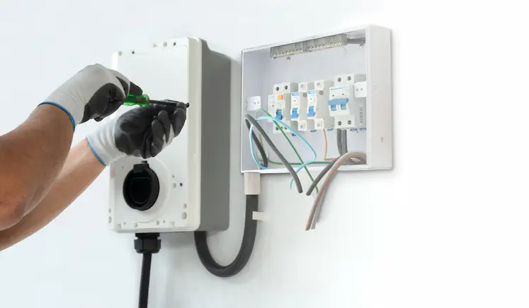 Elettricista al lavoro su un quadro elettrico a Prato