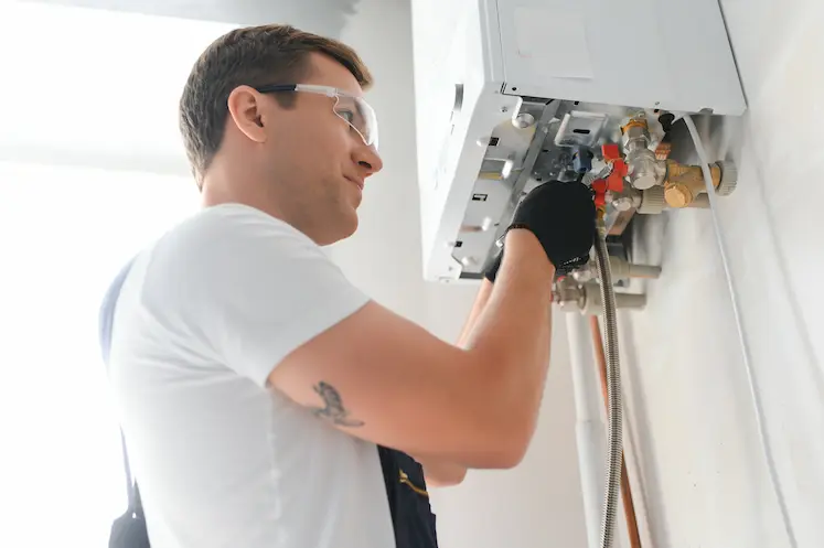 Tecnico che ripara un elettrodomestico collegato all'impianto idrico durante un intervento a Modena