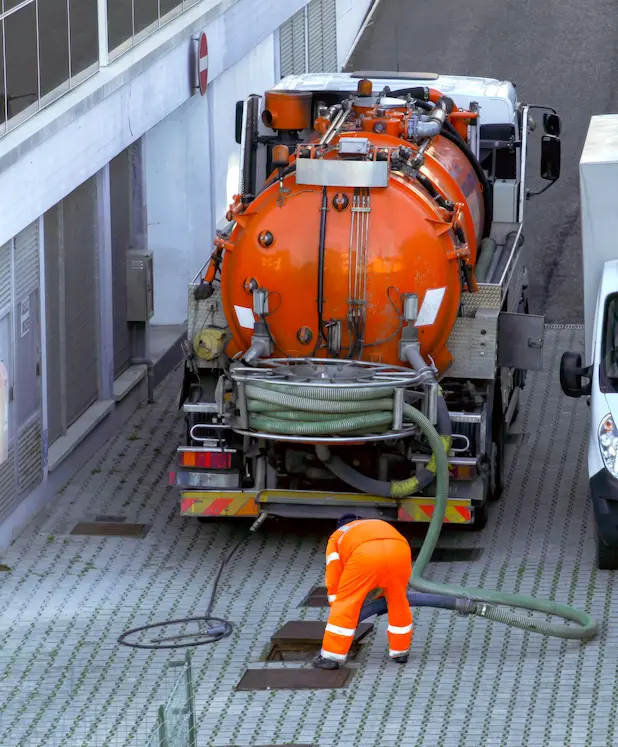 Camion industriale durante la manutenzione del sistema di drenaggio urbano a Piacenza