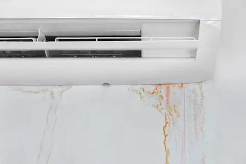 Unita interna del condizionatore split che gocciola acqua sul muro sottostante