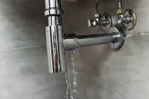Soffitto con macchia d'umidita causata da una tubatura rotta al piano superiore